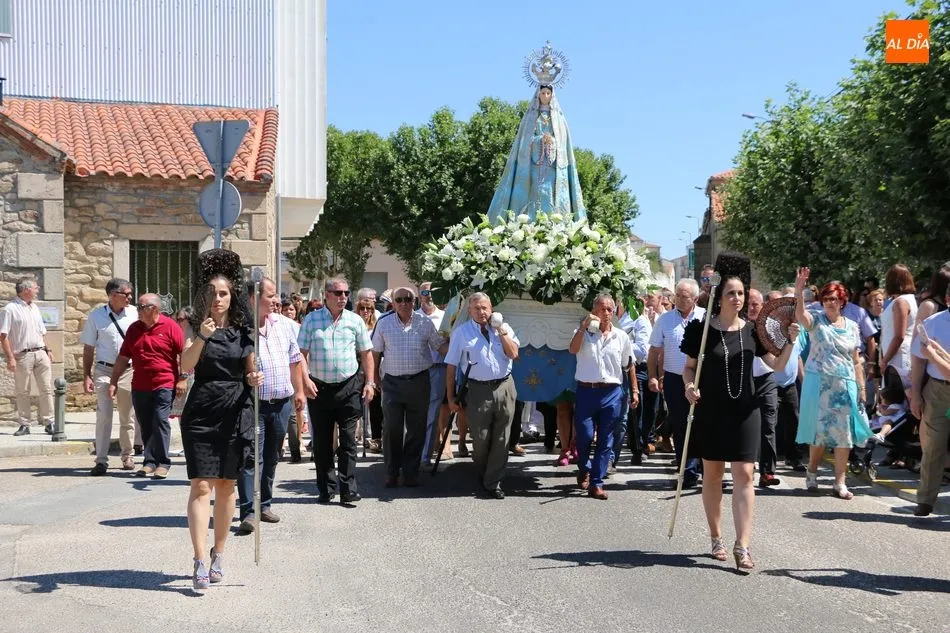 Foto 2 - Bel&eacute;n y Vanessa S&aacute;nchez Moro gu&iacute;an a la Virgen del Socorro hasta su ermita en Vitigudino  