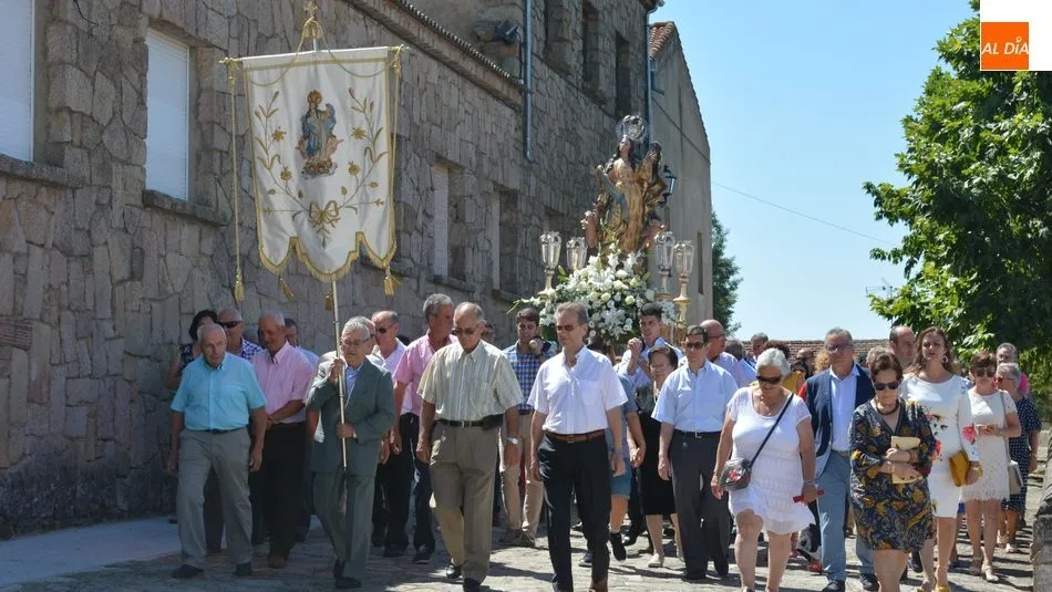 La imagen de la Virgen fue sacada en procesión por las calles de la villa / E. Corredera