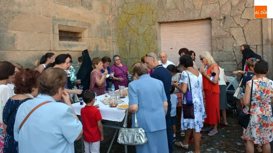 Foto 7 - Los lumbralenses acuden un a&ntilde;o m&aacute;s a la cita con la Virgen de la Asunci&oacute;n, patrona de la villa