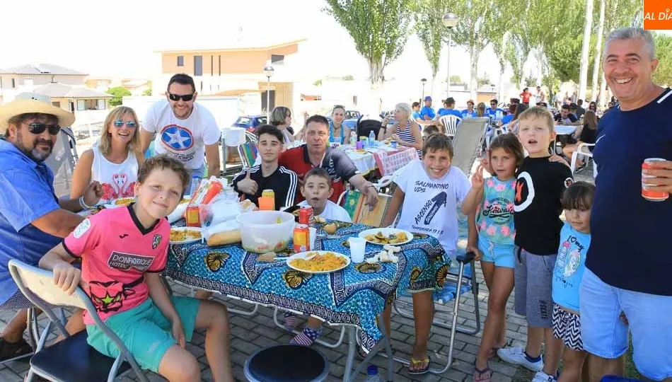 Familias y grupos de amigos disfrutaron de la paella popular en Villamayor. Foto de Alberto Martín