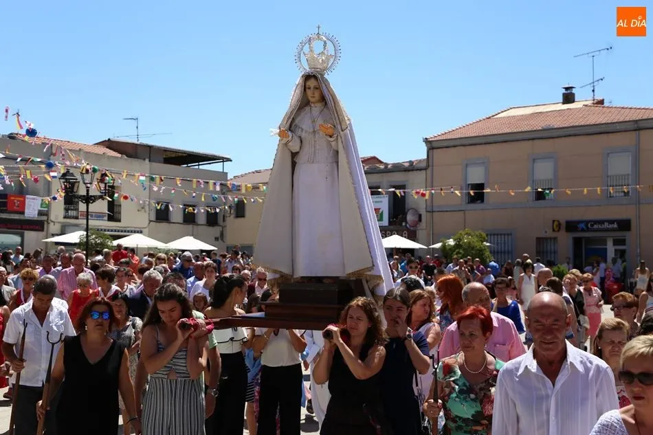 La procesión pasa por la Plaza de España