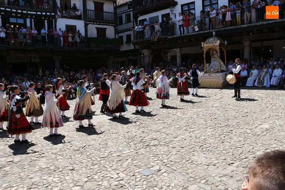 Foto 3 - Las calles vuelven a te&ntilde;irse de color en el Diagosto