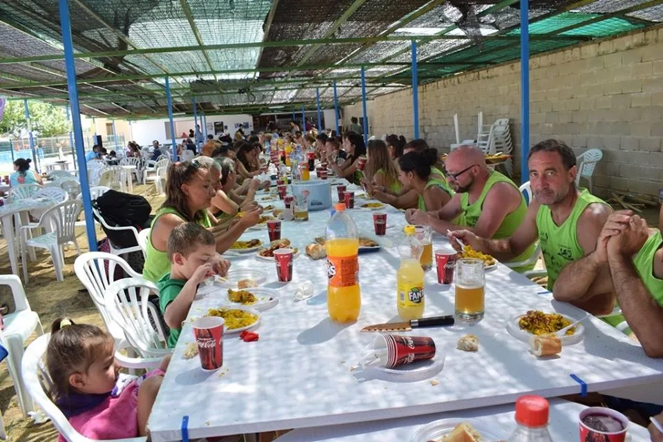 Foto 2 - Unos 180 ni&ntilde;os toman parte en los cl&aacute;sicos Juegos de las Piscinas de Sancti-Sp&iacute;ritus  