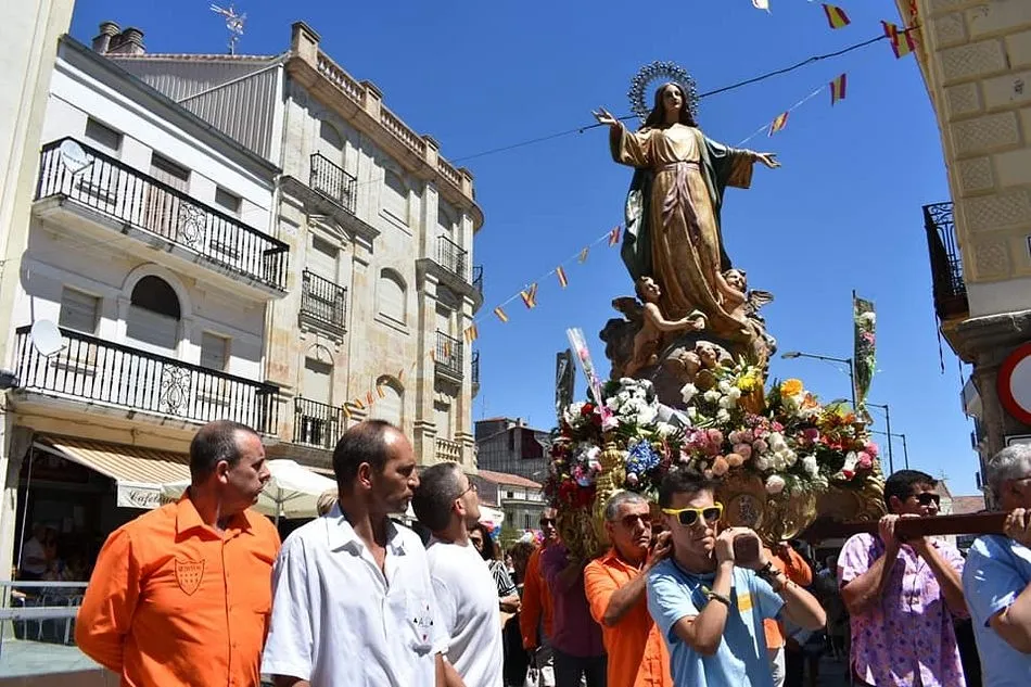 La imagen de la patrona de Guijuelo volvió a recorrer las calles de la villa. Fotos: Ayto. de Guijuelo