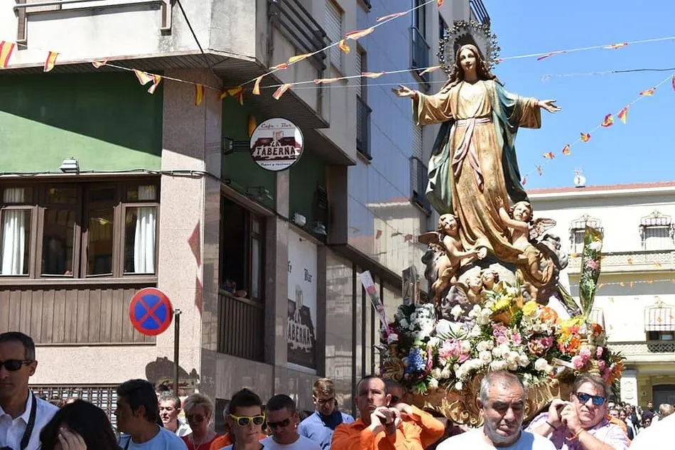 Foto 7 - Sentido homenaje a la Virgen de la Asunci&oacute;n en Guijuelo