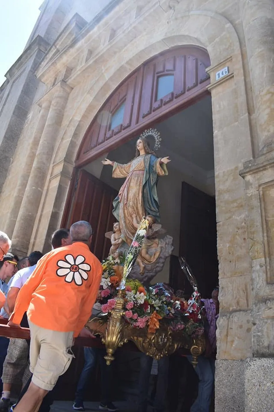 Foto 4 - Sentido homenaje a la Virgen de la Asunci&oacute;n en Guijuelo