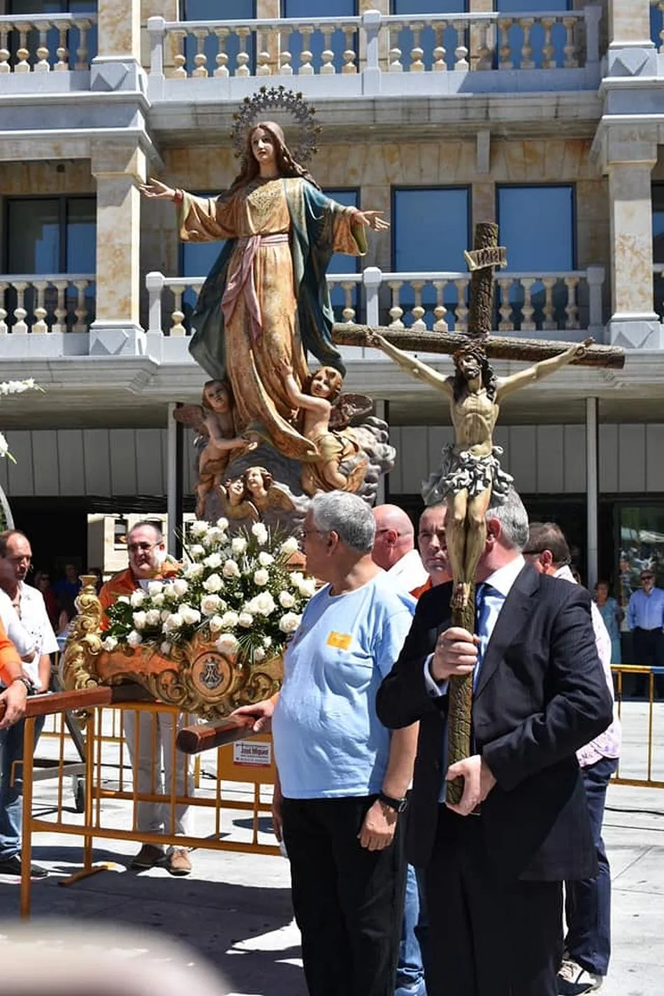 Foto 3 - Sentido homenaje a la Virgen de la Asunci&oacute;n en Guijuelo