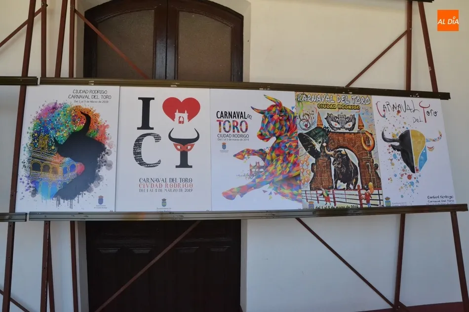 Según sus nombres, de izquierda a derecha: Color y al Toro, Love, Serpentinas, Embistiendo al Carnaval y Los colores del toro