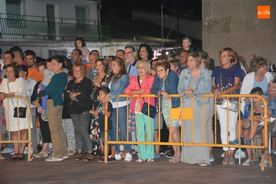 Foto 11 - Valdelosa da inicio a sus fiestas con el desfile de pe&ntilde;as