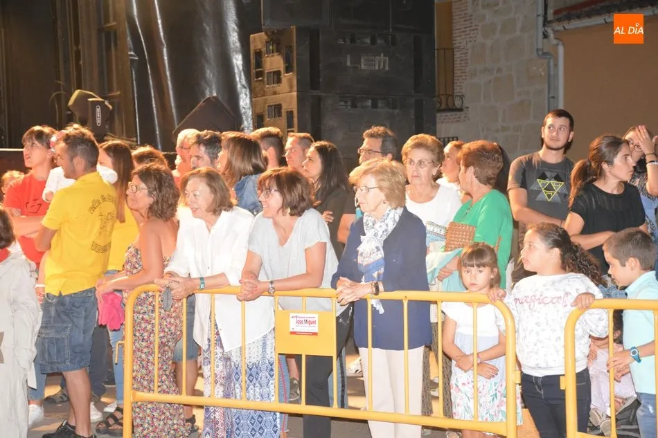 Foto 8 - Valdelosa da inicio a sus fiestas con el desfile de pe&ntilde;as