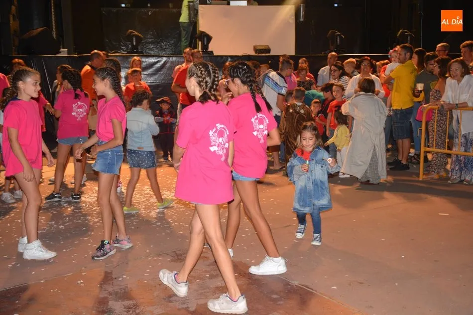 Foto 6 - Valdelosa da inicio a sus fiestas con el desfile de pe&ntilde;as