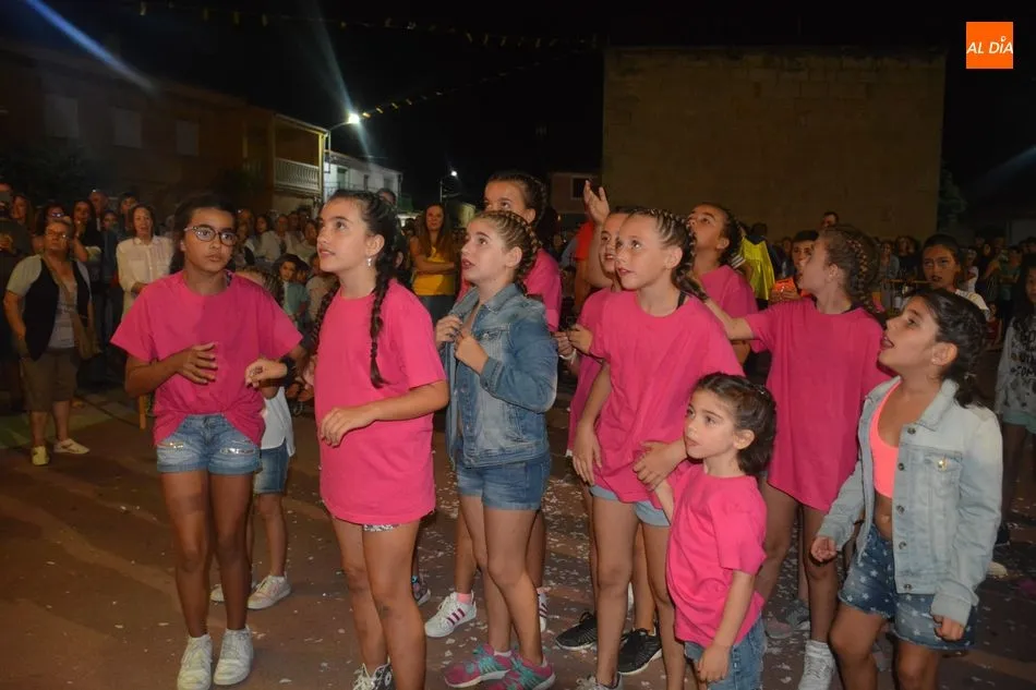Foto 3 - Valdelosa da inicio a sus fiestas con el desfile de pe&ntilde;as