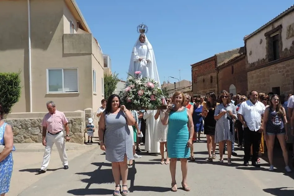 Cuatro mujeres portan a hombros la imagen de la Virgen | Fotos: Marisa Rodero