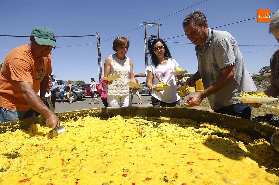 En pleno reparto de la paella | Fotos Adrián Martín