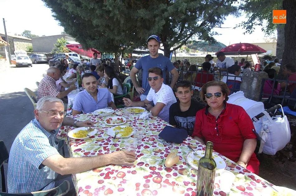 Foto 11 - Casillas de Flores concluye sus fiestas saboreando paella de la mano de la Asociaci&oacute;n de Cazadores ...