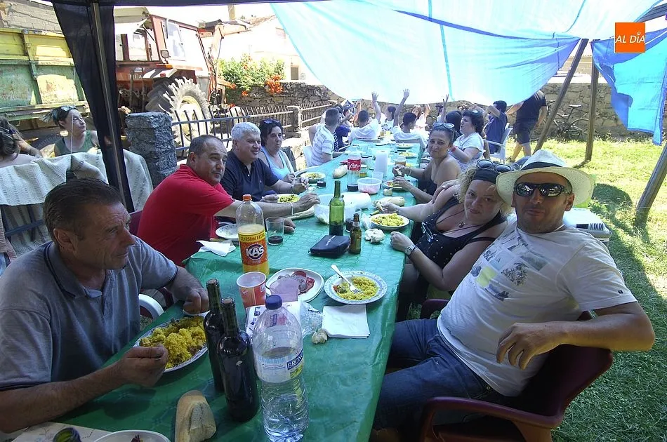 Foto 2 - Casillas de Flores concluye sus fiestas saboreando paella de la mano de la Asociaci&oacute;n de Cazadores ...