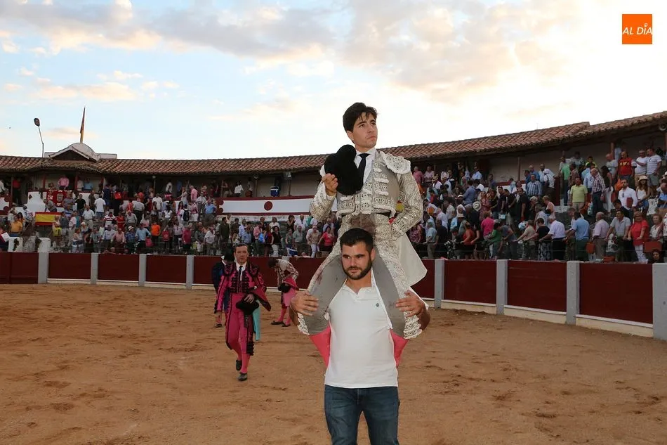 Álvaro Lorenzo es el primer diestro en salir a hombros de la centenaria de Guijuelo en estas fiestas
