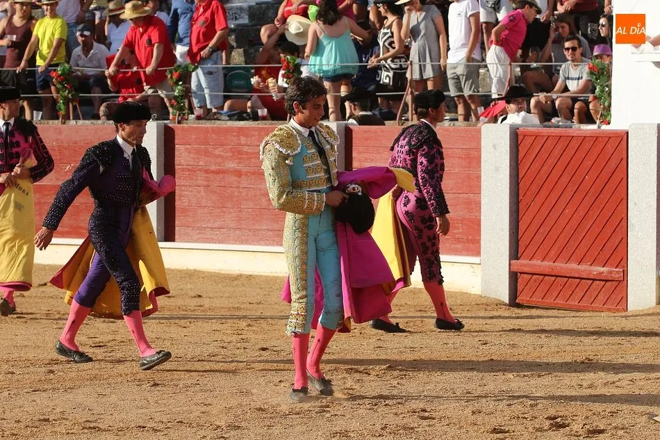Foto 9 - &Aacute;lvaro Lorenzo sale a hombros en la primera cita taurina de Guijuelo