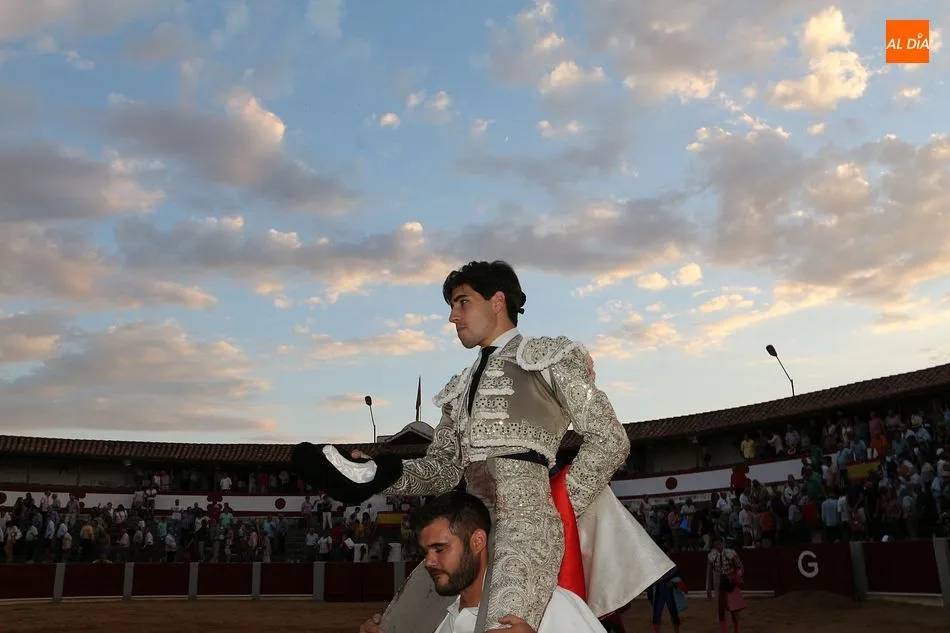 Foto 8 - &Aacute;lvaro Lorenzo sale a hombros en la primera cita taurina de Guijuelo