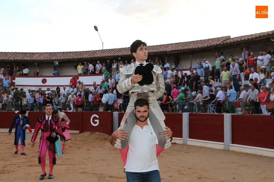 Foto 7 - &Aacute;lvaro Lorenzo sale a hombros en la primera cita taurina de Guijuelo