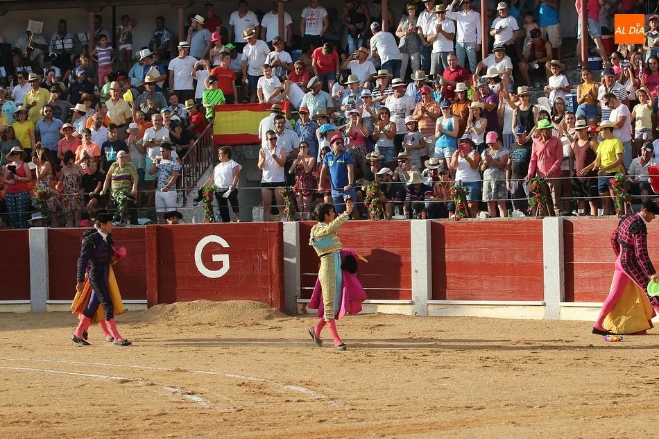 Foto 6 - &Aacute;lvaro Lorenzo sale a hombros en la primera cita taurina de Guijuelo