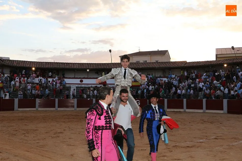Foto 5 - &Aacute;lvaro Lorenzo sale a hombros en la primera cita taurina de Guijuelo