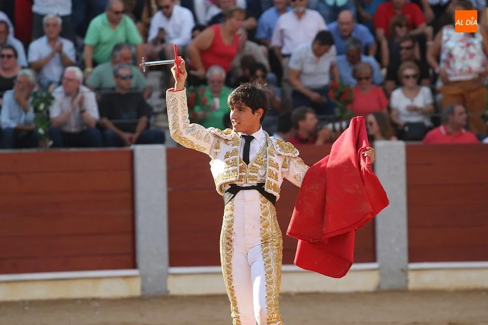 Foto 4 - &Aacute;lvaro Lorenzo sale a hombros en la primera cita taurina de Guijuelo