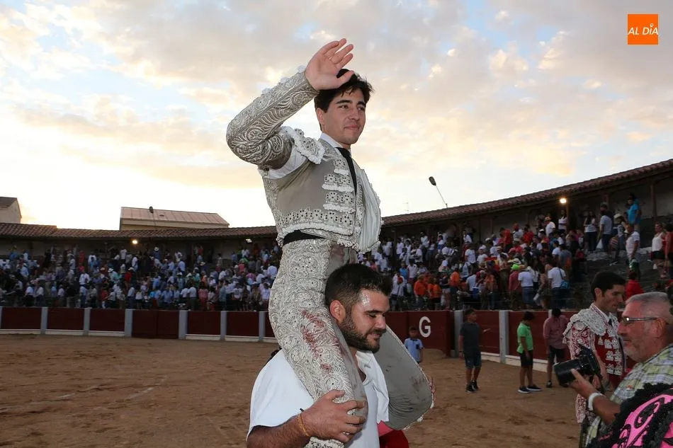 Foto 3 - &Aacute;lvaro Lorenzo sale a hombros en la primera cita taurina de Guijuelo