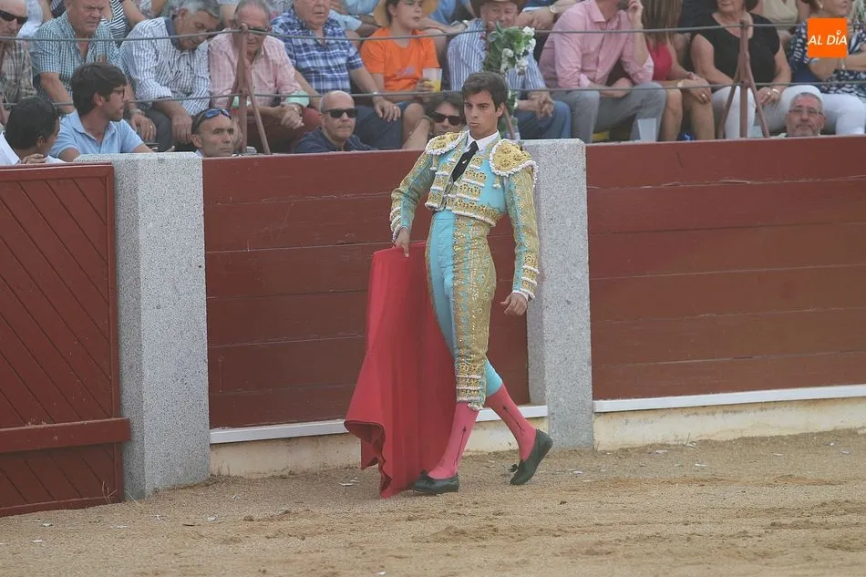Foto 2 - &Aacute;lvaro Lorenzo sale a hombros en la primera cita taurina de Guijuelo