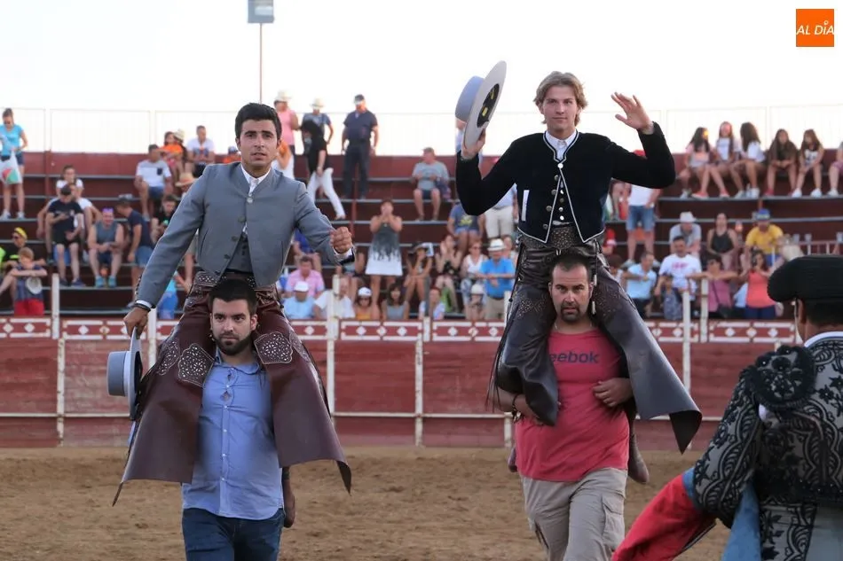 Los rejoneadores, a hombros en la plaza de toros