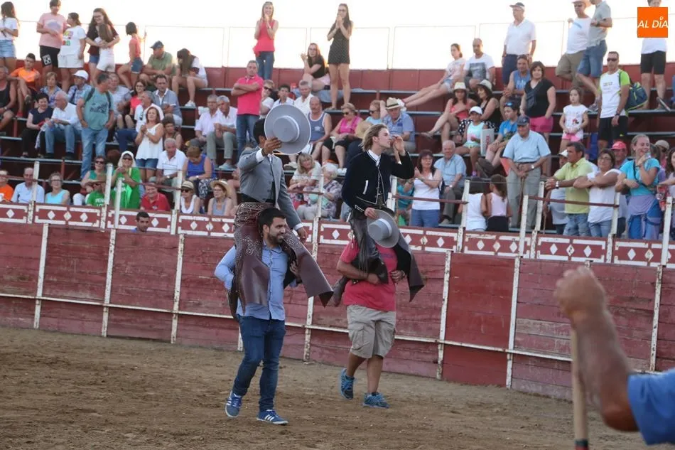 Foto 5 - V&iacute;ctor Losa y V&iacute;ctor Herrero salen a hombros en Cantalpino