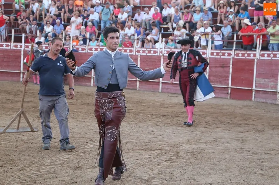 Foto 4 - V&iacute;ctor Losa y V&iacute;ctor Herrero salen a hombros en Cantalpino