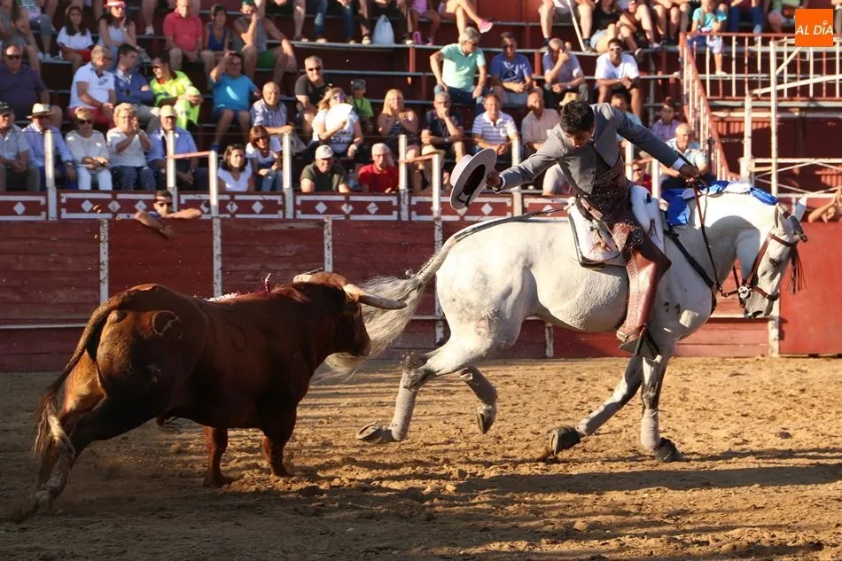 Foto 2 - V&iacute;ctor Losa y V&iacute;ctor Herrero salen a hombros en Cantalpino