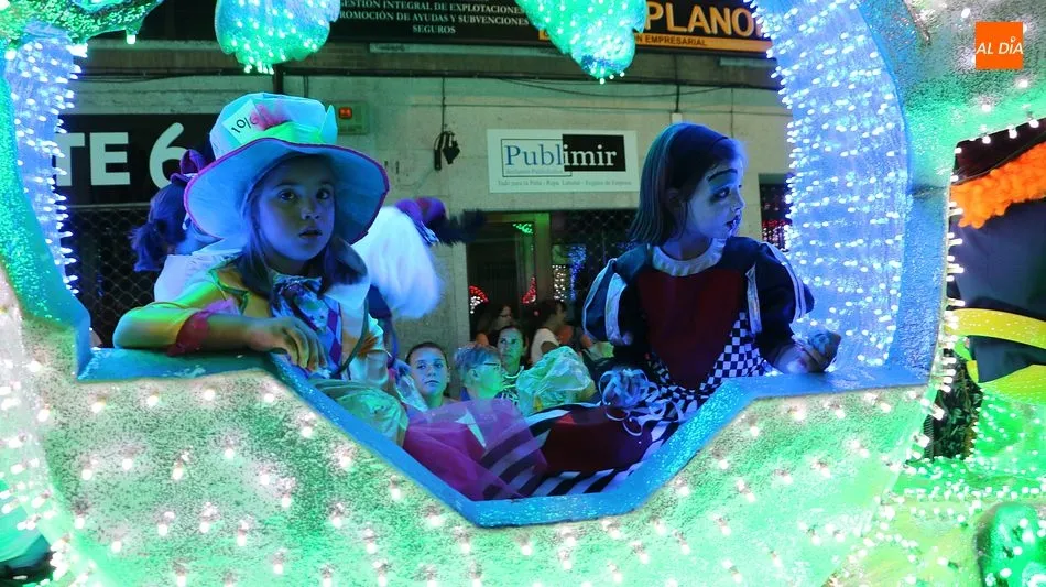 Foto 10 - El desfile de carrozas llena con varios miles de personas las calles de Vitigudino  