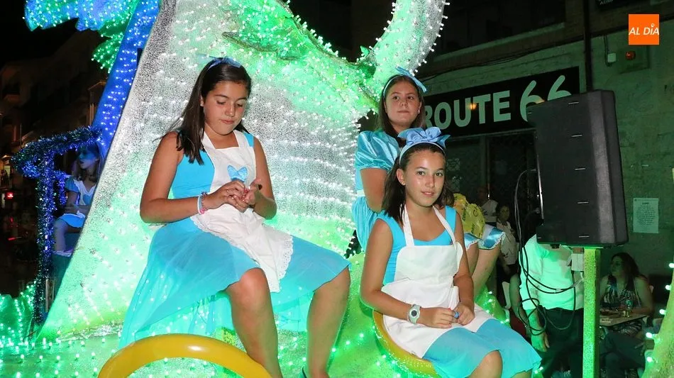 Foto 8 - El desfile de carrozas llena con varios miles de personas las calles de Vitigudino  