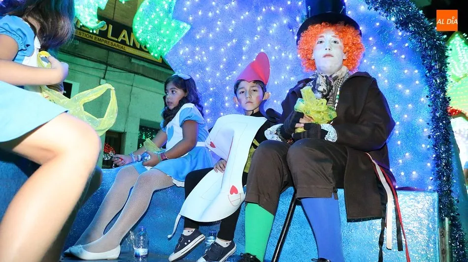 Foto 6 - El desfile de carrozas llena con varios miles de personas las calles de Vitigudino  