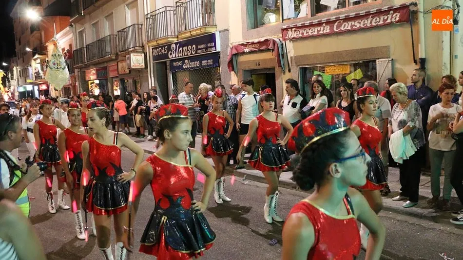 Foto 4 - El desfile de carrozas llena con varios miles de personas las calles de Vitigudino  