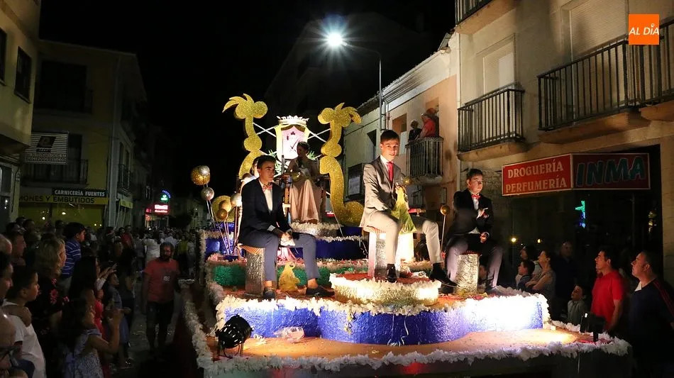 Foto 3 - El desfile de carrozas llena con varios miles de personas las calles de Vitigudino  