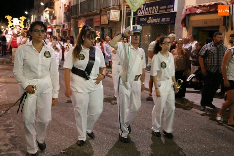 El desfile de carrozas llena con varios miles de personas las calles de Vitigudino  