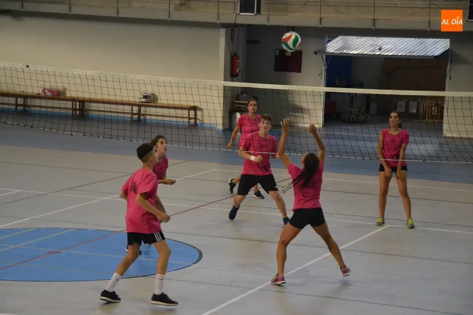 Foto 8 - Team Play se adjudica el novedoso Torneo de Voleibol Mixto  