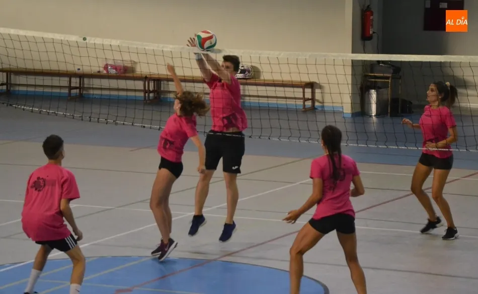 Foto 6 - Team Play se adjudica el novedoso Torneo de Voleibol Mixto  
