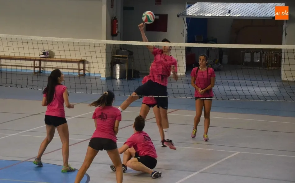 Foto 10 - Team Play se adjudica el novedoso Torneo de Voleibol Mixto  