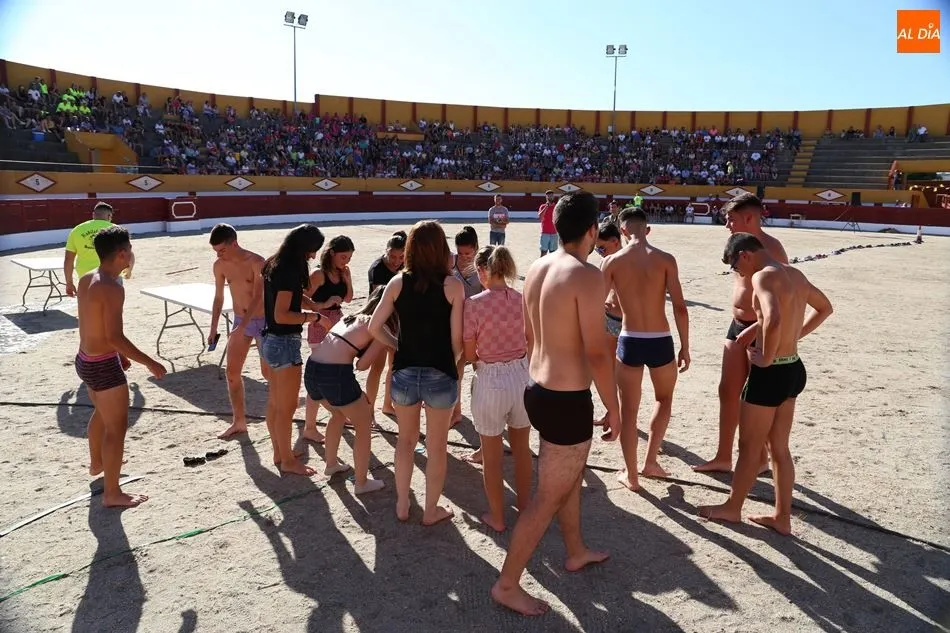 Los participantes forman una cadena con su ropa