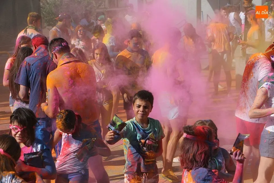 Foto 8 - Estallido de color de las pe&ntilde;as en el inicio de los festejos