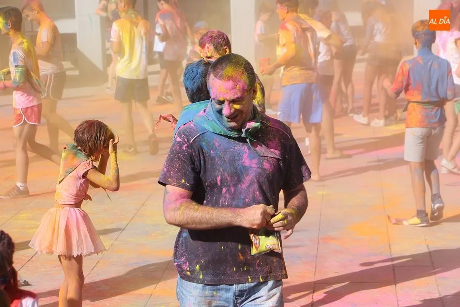 Foto 6 - Estallido de color de las pe&ntilde;as en el inicio de los festejos