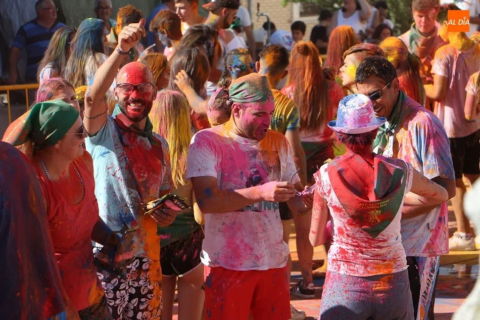 Foto 5 - Estallido de color de las pe&ntilde;as en el inicio de los festejos