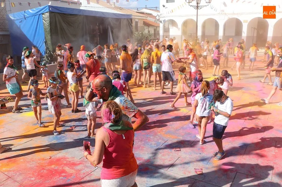 Foto 4 - Estallido de color de las pe&ntilde;as en el inicio de los festejos