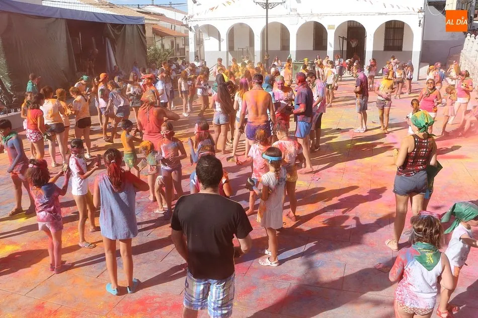 Foto 3 - Estallido de color de las pe&ntilde;as en el inicio de los festejos