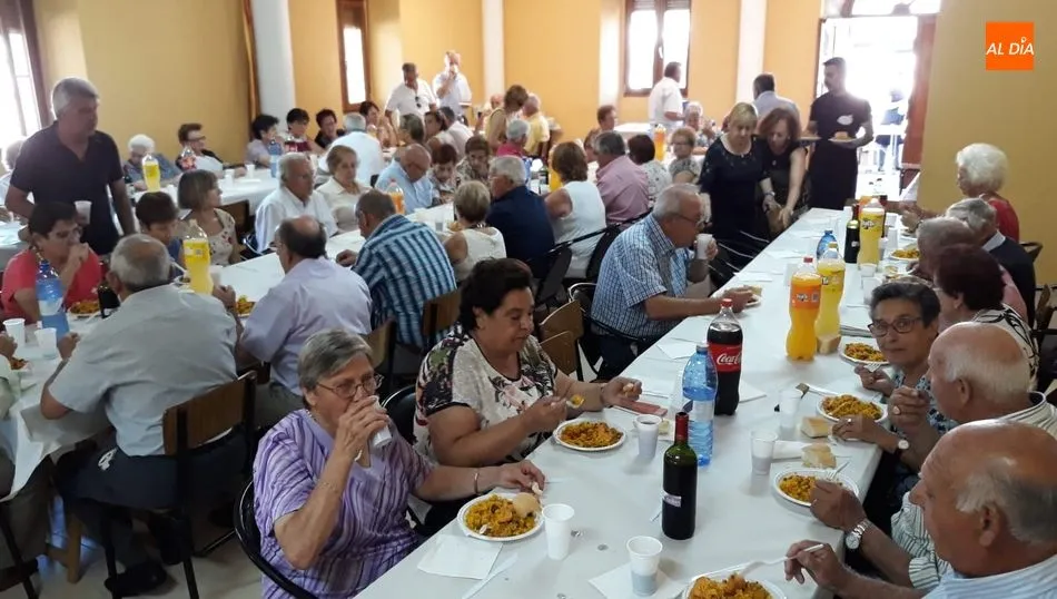 Los mayores dispusieron de una gran paella como broche a los actos de la Asociación / FOTOS: MANUEL NICOLÁS BOGAZ