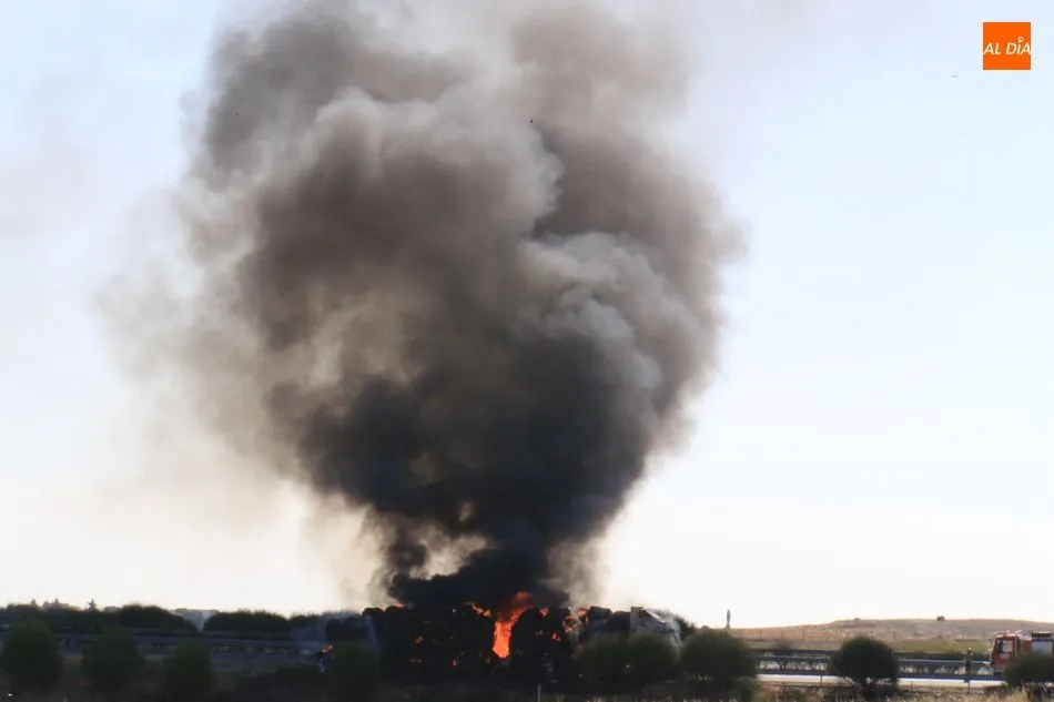 Foto 4 - El tr&aacute;fico se complica en la A-66, a la altura de Arapiles, por el incendio de un cami&oacute;n